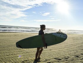 surfista en playa confil de acapulco guerrero