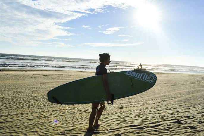 surfista en playa confil de acapulco guerrero